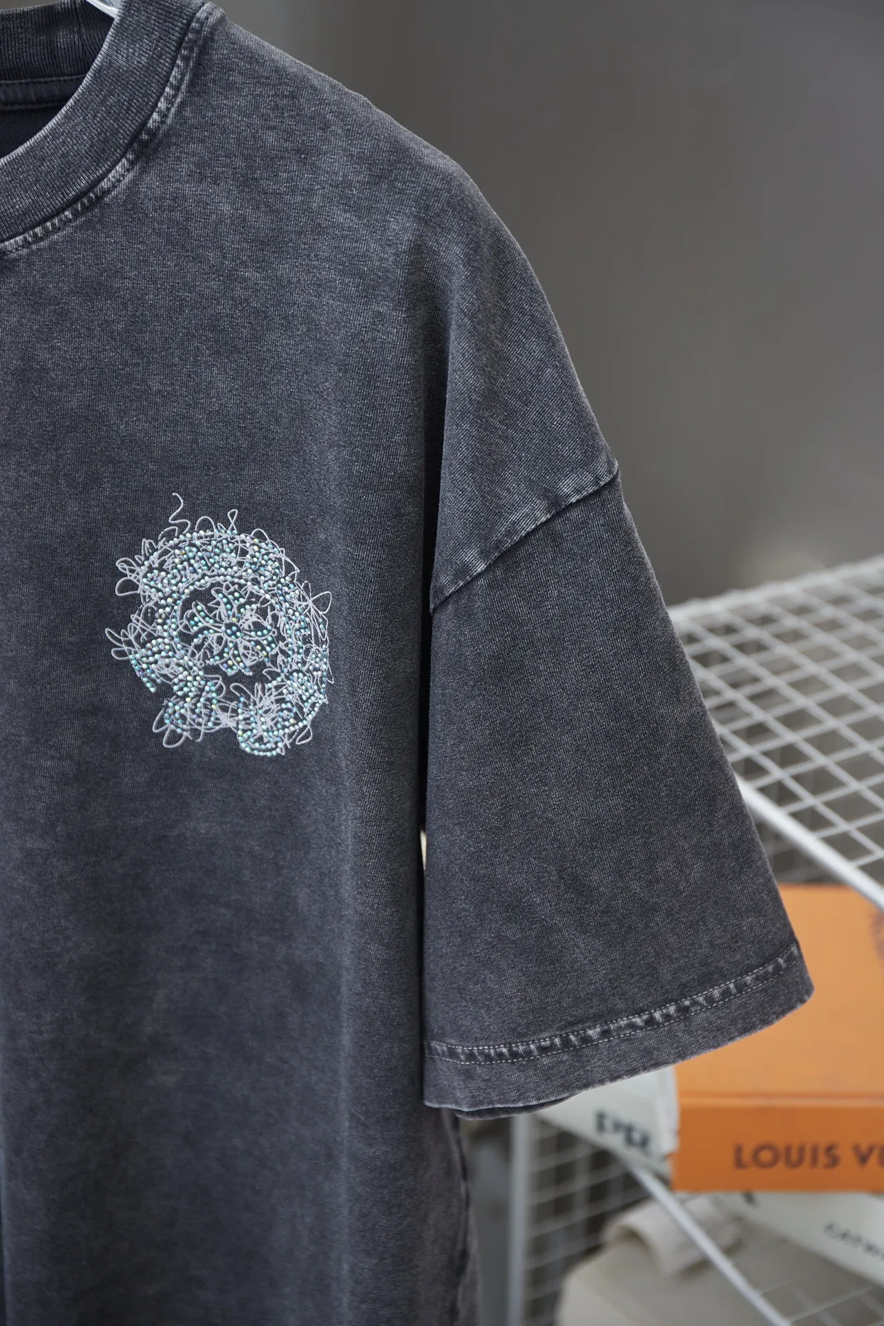 🅿️200 Ch*ome Hearte 25SS early spring new model, short-sleeved with Kro heart logo, hot diamonds, light luxury, essential item for daily commuting for men and women, correct version, welcome to compare, detailed features · 320g 100% pure cotton double yarn jersey fabric · Custom dyed in the same vat, special thickened 32 count double-strand 1X1 thread · Digital direct printing ➕ Australia imported pearlescent diamonds · Ready-to-wear dyeing Then do the faded fried snowflake process, then wash it to make it look old · General washing to improve the effect · Double-needle stitching across the seam process · Original main mark, washed tag brand moisture-proof paper packaging Color: black/apricot/green/maroon Size: S/M/L/XL